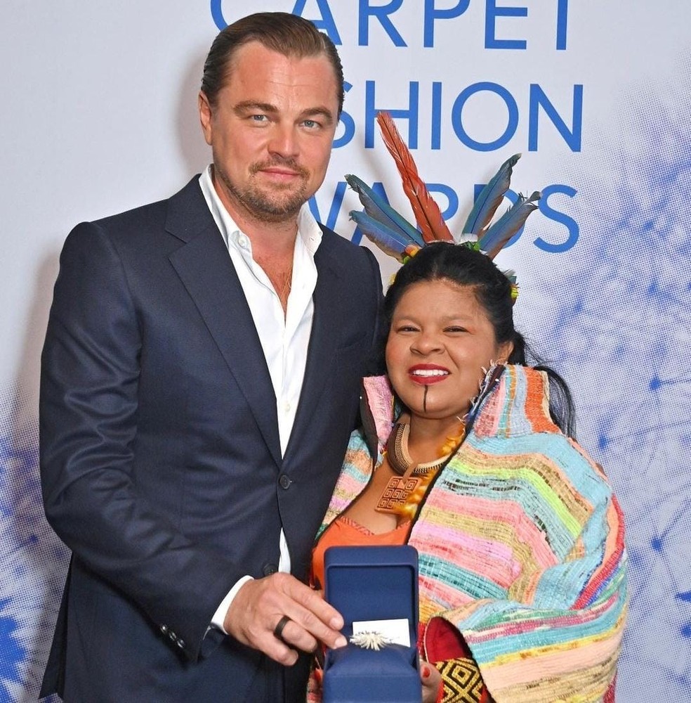Das mãos de Leonardo di Caprio, Sônia Guajajara recebeu premiação no Green Carpet Fashion Awards — Foto: Divulgação