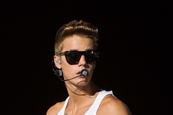 Justin Bieber tentou derrubar adversário em jogo de hóquei (Foto: Getty Images)