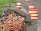 Deslizamento faz cratera aumentar e 'engolir' parte de asfalto em Tatuí
