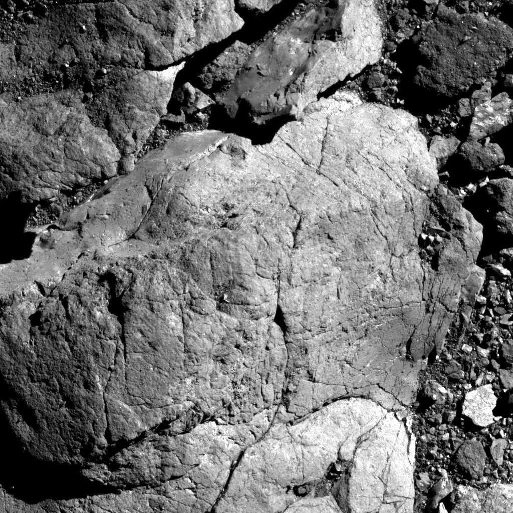 A PolyCam a bordo da espaçonave OSIRIS-REx da NASA forneceu imagens de alta resolução da superfície do asteroide Bennu. Isso possibilitou aos pesquisadores mapear mais de 1.500 fraturas de rochas.  (Foto: NASA/Goddard/Universidade do Arizona)