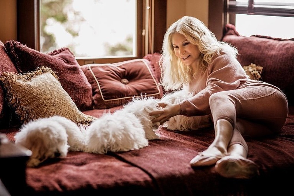 Barbra Streisand com Miss Violet e Miss Scarlett — Foto: Reprodução/Instagram/Barbra Streisand