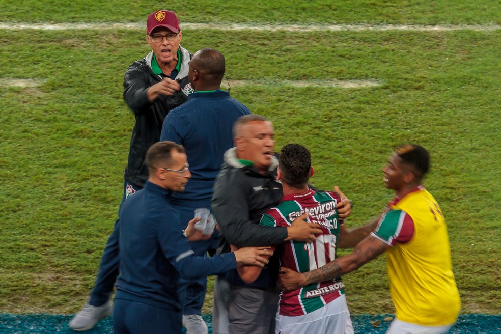 Oswaldo de Oliveira e Ganso batem boca em Fluminense x Santos — Foto: Ide Gomes / Agência Estado