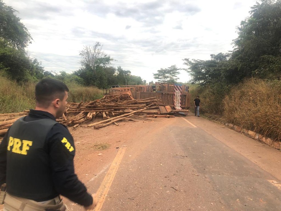 Caminhão tombou e causou interdição da BR-010, em Imperatriz — Foto: Divulgação/PRF