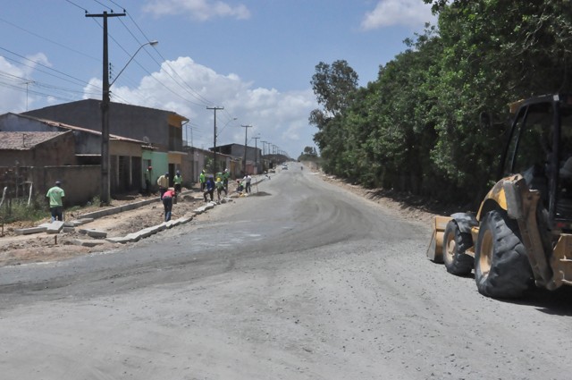 Avenida que dá acesso ao portão lateral da Ufal está quase concluída. (Foto: Ascom/ Ufal) (Foto: Ascom/ Ufal)