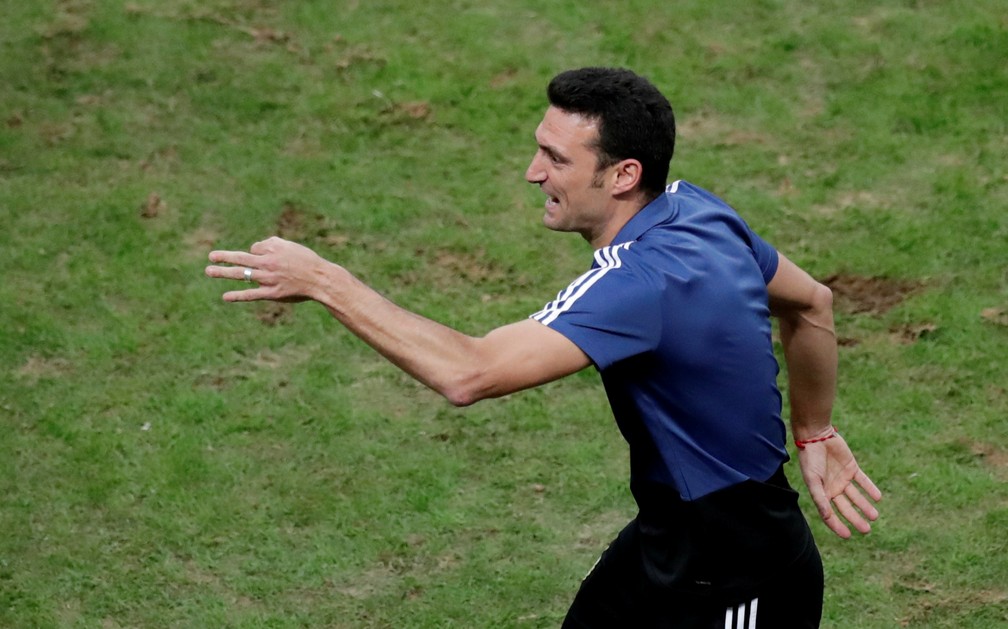 Lionel Scaloni reclamou mais de uma vez dos gramados da Copa América — Foto: Ueslei Marcelino/Reuters
