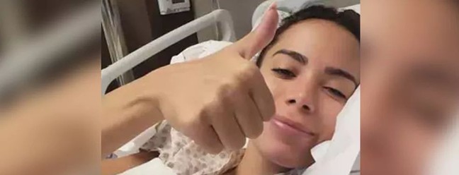 Anitta. Internada no hospital Vila Nova Star, em São Paulo, para fazer exames pré-operatórios, a cantora foi submetida à cirurgia laparoscópica para tratar de uma endometriose — Foto: Reprodução
