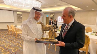Ministro Bento Albuquerque recebe miniatura de cavalo do saudita Abdulaziz bin Salman Al Saud, em outubro de 2021 — Foto: Reprodução/MME
