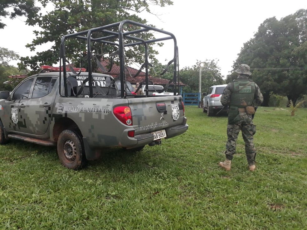 Polícia invadiu fazenda onde bandidos de tentativa de assalto a carro-forte estavam escondidos — Foto: Polícia Militar/Divulgação