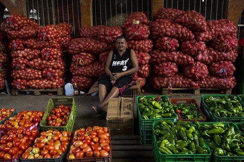 Homem vende verduras em Mercado de Manágua, capital da Nicarágua. Sindicatos independentes do governo de Daniel Ortega iriam fazer protesto, mas Polícia Nacional negou permissão
