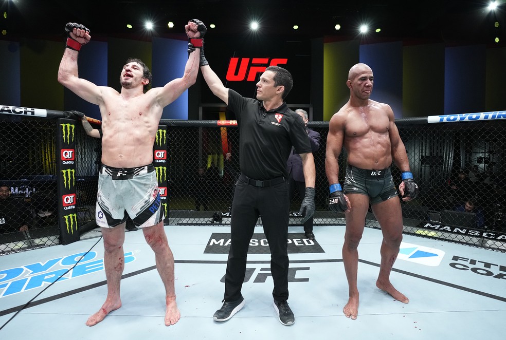 Armen Petrosyan (esq.) tem o braço erguido pelo árbitro após sua luta contra Gregory Robocop (dir.) — Foto: Chris Unger/Zuffa LLC/Getty Images