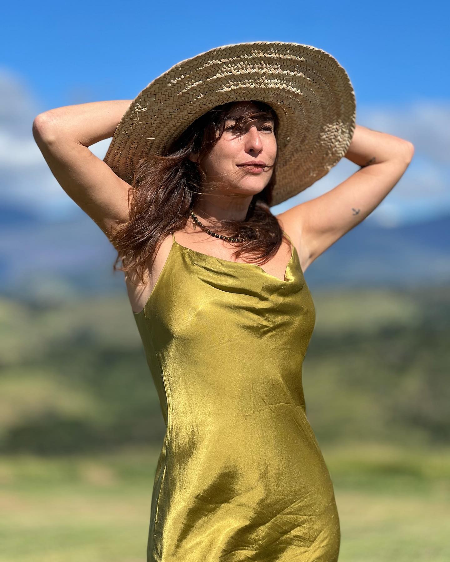 Fernanda Paes Leme posa com look verde em meio a natureza (Foto: Reprodução/Instagram)