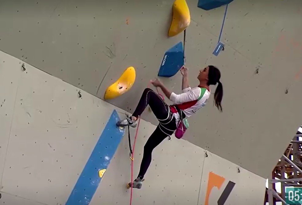 Atleta iraniana Elnaz Rebaki, que competiu sem o véu islâmico, obrigatório para atletas do país, em campeonato na Coreia do Sul, em 17 de outubro de 2022. — Foto: Federação Internacional de Escalada Esportiva via Reuters 