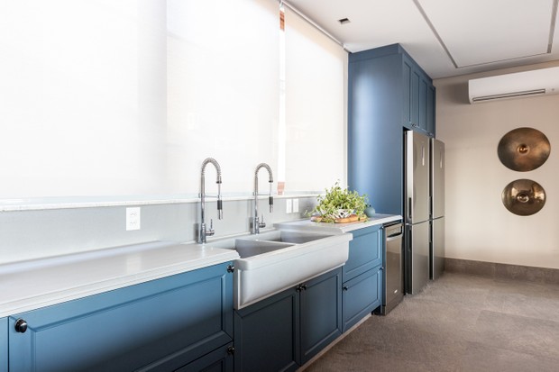 Décor do dia: casa de campo tem cozinha com portas de correr e marcenaria azul (Foto: Daniel Veiga)