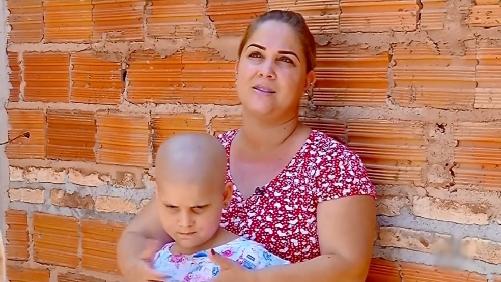 Catarina com a mãe na casa onde ambas moram em Santa Bárbara d´Oeste  — Foto: Reprodução/TV TEM 