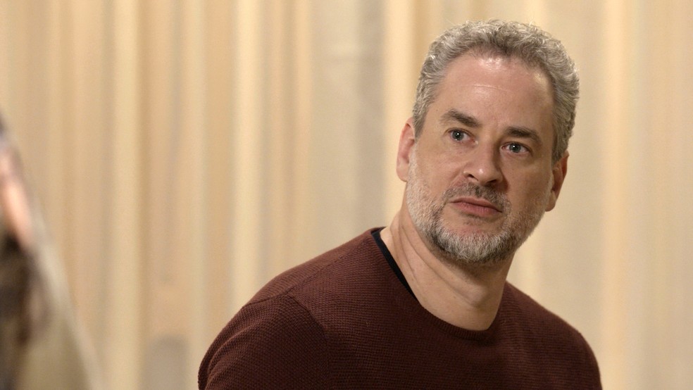 Eugênio fica assustado com o pedido de Ivana (Foto: TV Globo)