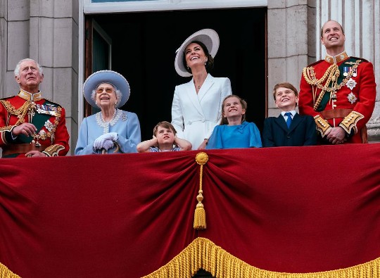 A rainha e os bisnetos Louis, Charlotte e George (Foto: Reprodução Instagram)