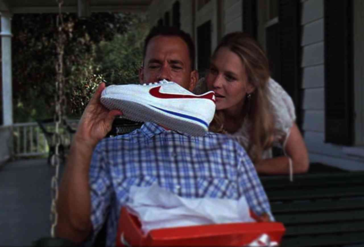 Forrest segura seu famoso Nike Cortez (Foto: Reprodução/Youtube)