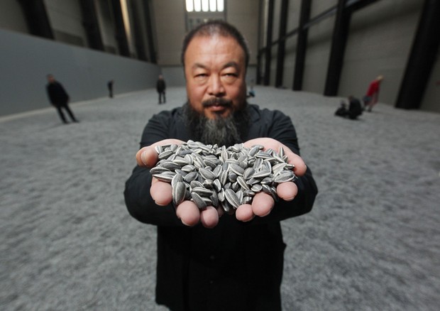 Ai Wei Wei, na Tate Modern, com sementes da obra Sunflower Seeds (2010) (Foto: Getty Images)