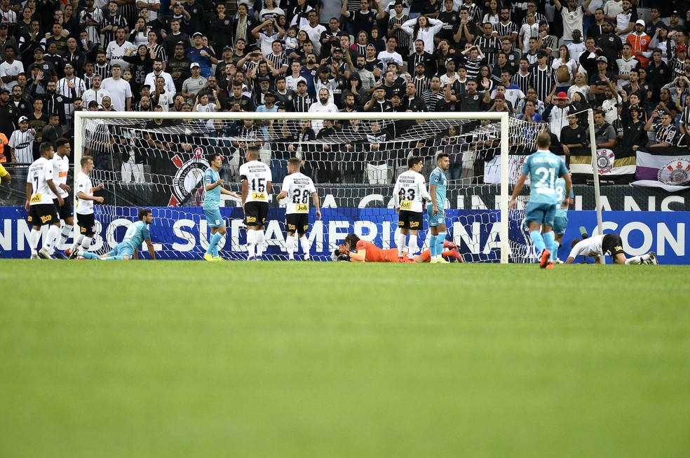 Corinthians ainda toma sustos na defesa; equipes de Carille n&Atilde;&pound;o costumam sofrer assim &acirc;?? Foto: Marcos Ribolli