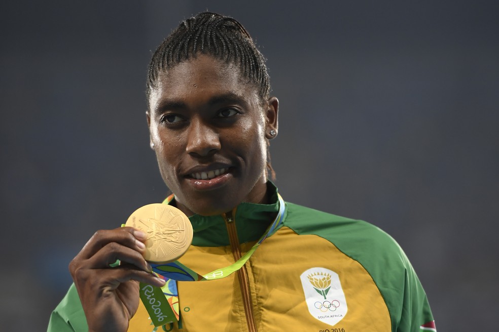 Caster Semenya com a medalha de ouro na Rio 2016 — Foto: Eric FEFERBERG / AFP