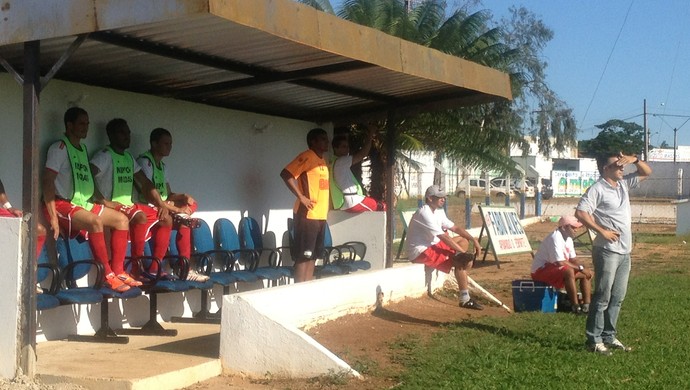 Técnico do Colinas, Fábio Luiz, na partida contra o Interporto (Foto: Vilma Nascimento/GloboEsporte.com)