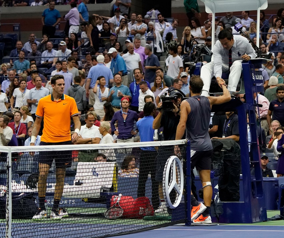 Rafael Nadal anuncia desistência ao árbitro (Foto: Robert Deutsch / Reuters)