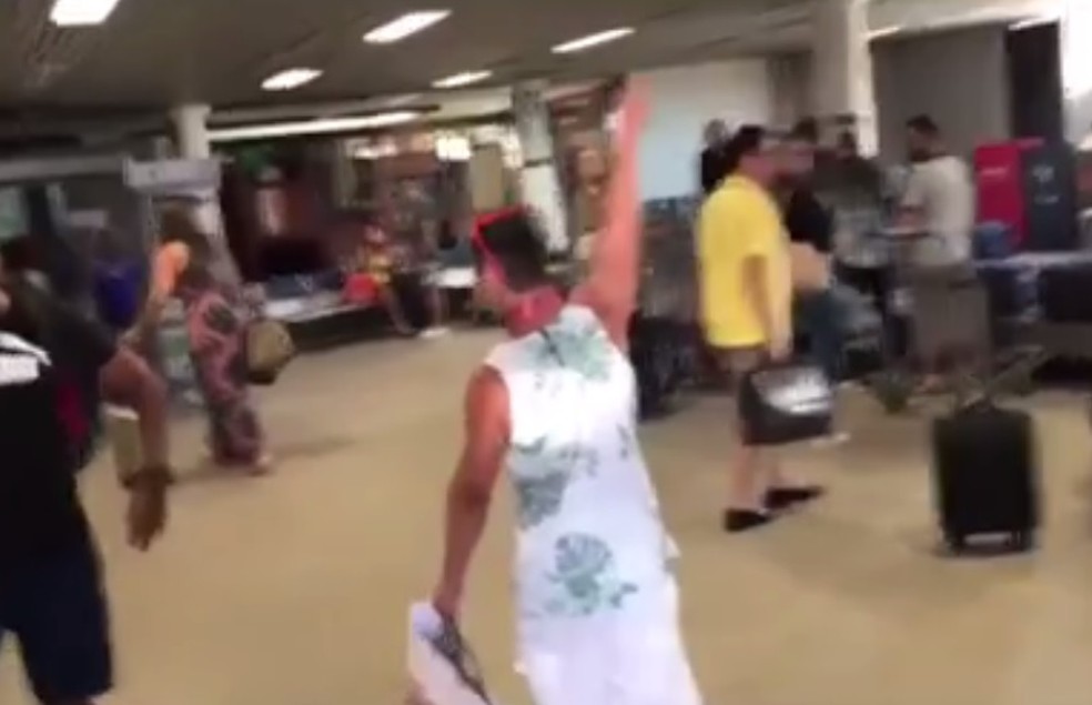 Atleta foi recebido por familiares em aeroporto â Foto: ReproduÃ§Ã£o/TV Santa Cruz