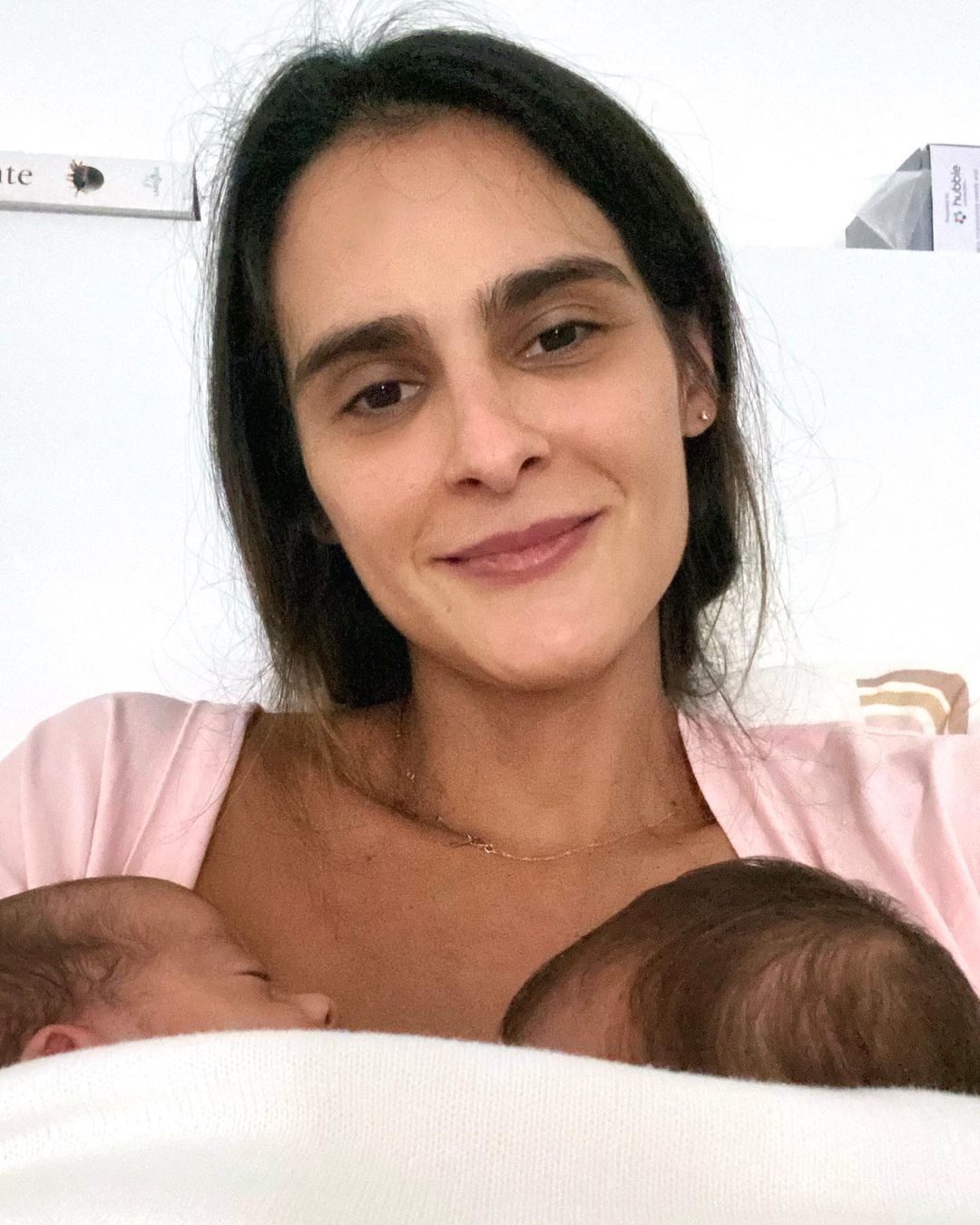 Marcella Fogaça posa com gêmeas  (Foto: reprodução/instagram)
