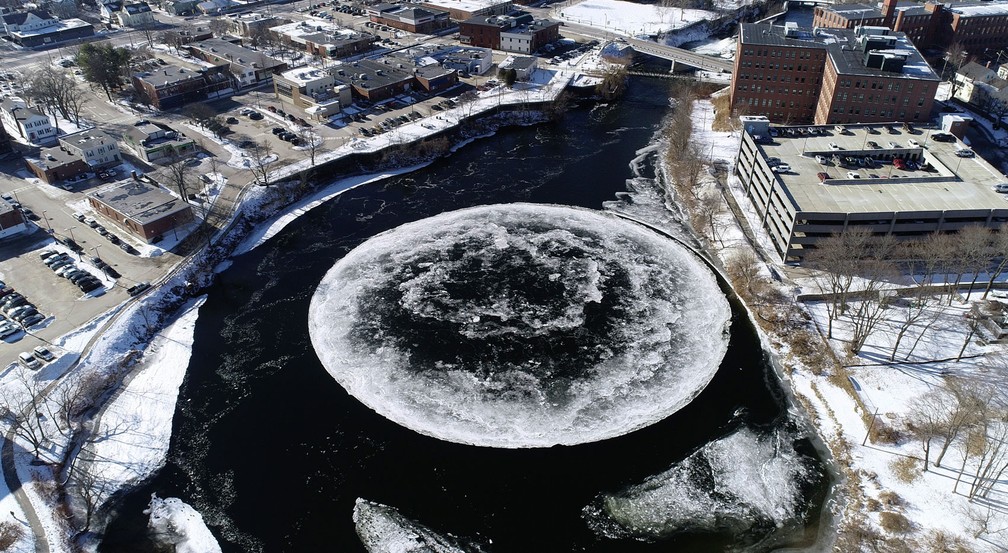 Placa de gelo em forma de círculo chama a atenção em rio nos EUA — Foto: Tina Radel/City of Westbrook vía AP