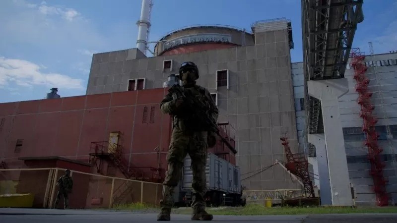 Foto de soldado russo na Usina Nuclear de Zaporizhzhia em Energodar tirada em maio de 2022 (Foto: ANDREY BORODULIN/AFP via BBC)