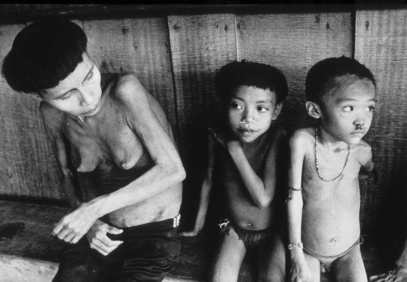 Mãe com seus filhos, subnutridos, na região de Surucucu, no Norte de Roraima, em 1991