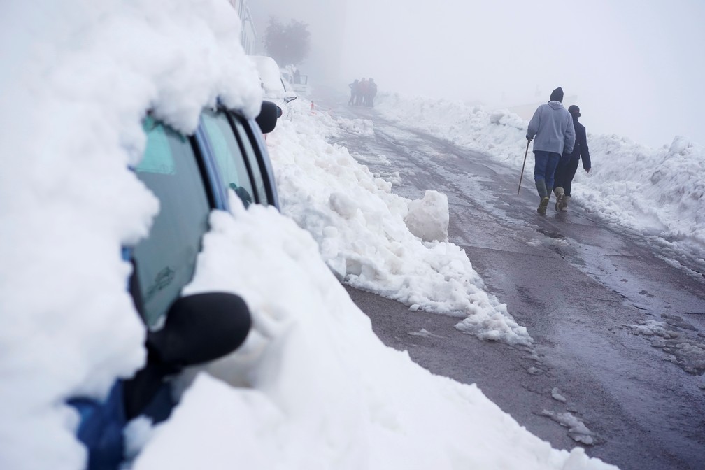 Tempestade Gloria levou nevasca à cidade de Morella, na Espanha, onde a neve cobriu carros — Foto: Juan Medina/Reuters