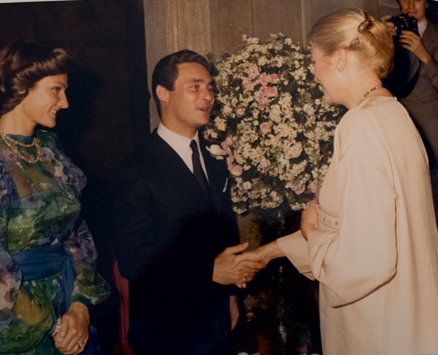 Sophie de Ligne e Philippe de Nicolaÿ recebendo os cumprimentos pelo noivado da princesa Grace de Mônaco, em 1982 (Foto: Reprodução)