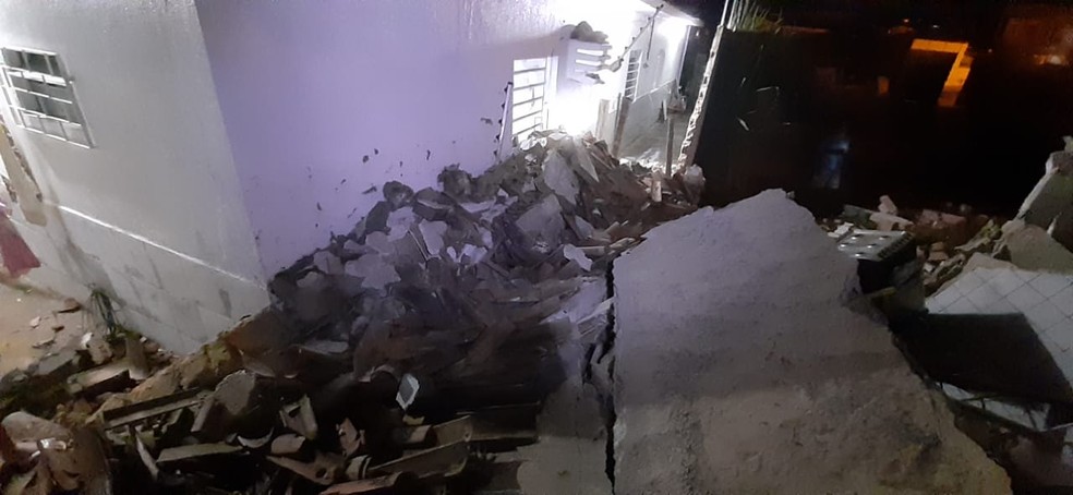 Laje que desabou no conjunto Dubeaux Leão atingiu outras casas — Foto: Ascom/Bombeiros