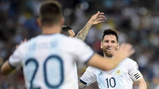 Venezuela x Argentina - Lo Celso (de costas) e Messi comemoram