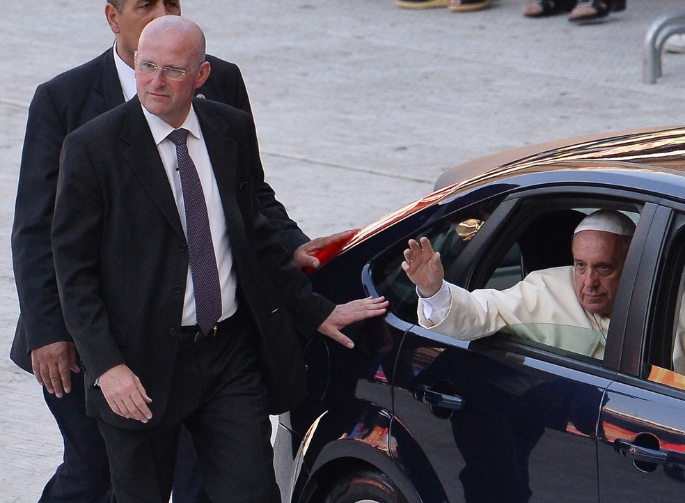 Foto de arquivo mostra então chefe de segurança do Vaticano, Domenico Giani, caminhanado ao lado do Papa Francisco em evento em Roma, na Itália, em junho de 2014  — Foto: Vincenzo Pinto / AFP
