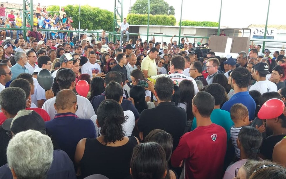 Uma multid&Atilde;&pound;o foi se despedir do jovem atleta em Lagarto (SE) &acirc;?? Foto: Acl&Atilde;&copy;cio Prata