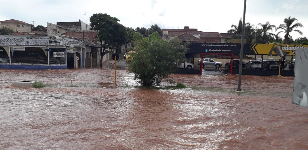 Avenida Nações Unidas ficou alagada após forte chuva em Bauru — Foto: Arquivo Pessoal/Daniele Canal