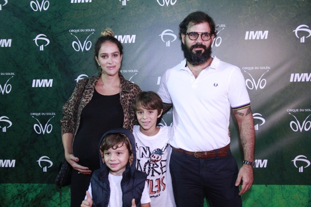 Juliano Cazarré e Letícia Cazarré com filhos (Foto: Wallace Barbosa/AgNews)