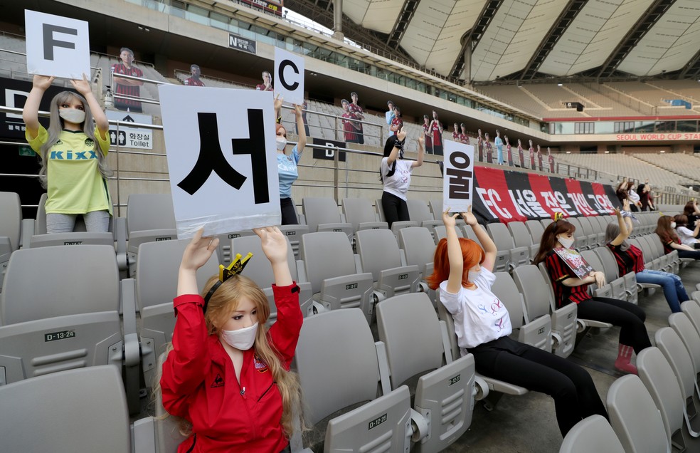 Bonecas nas arquibancadas do FC Seoul durante jogo do Campeonato da Coreia do Sul — Foto: Yonhap/via REUTERS