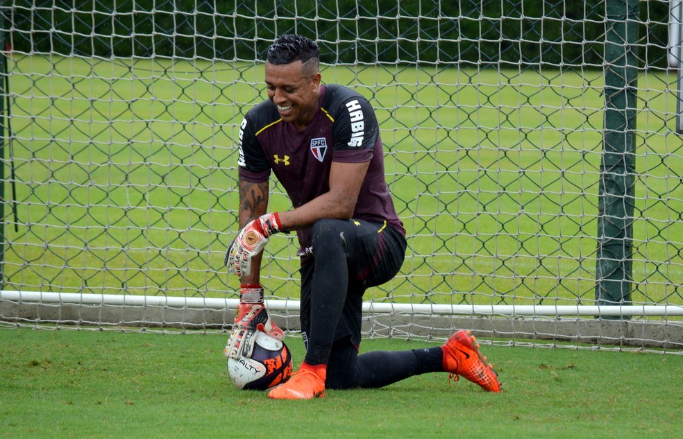 Goleiro vê SP mais seguro com três zagueiros, elogia Renan e espera chance