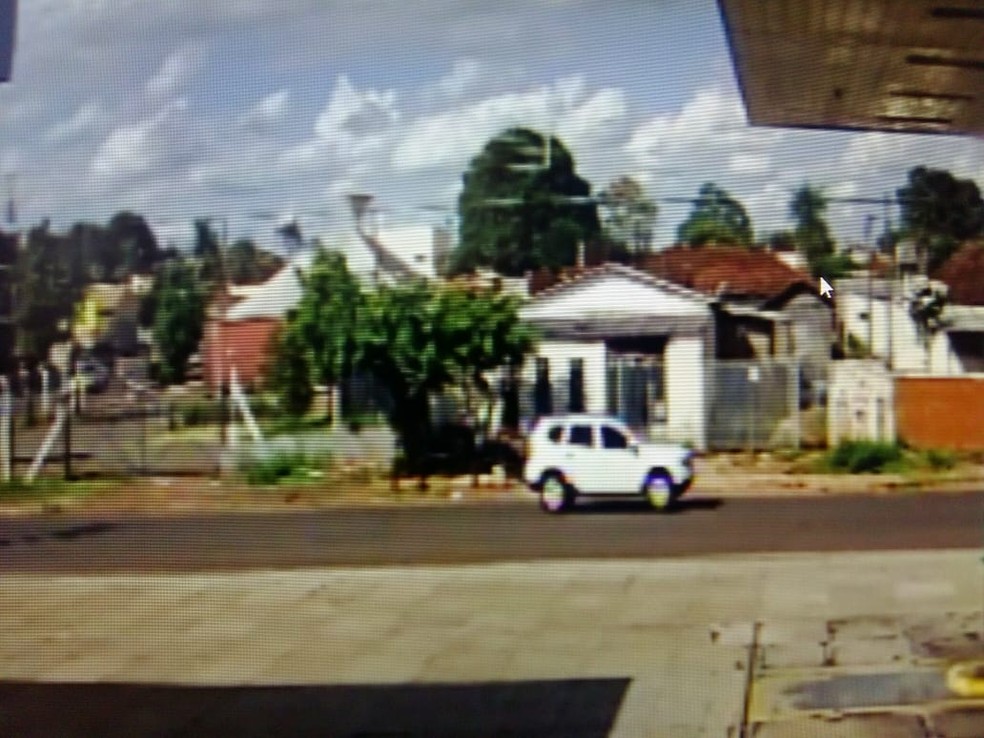 Reprodução das câmeras mostram veículo em que suspeito estacionou antes de entrar na escola em MS — Foto: Graziela Rezende/G1 MS