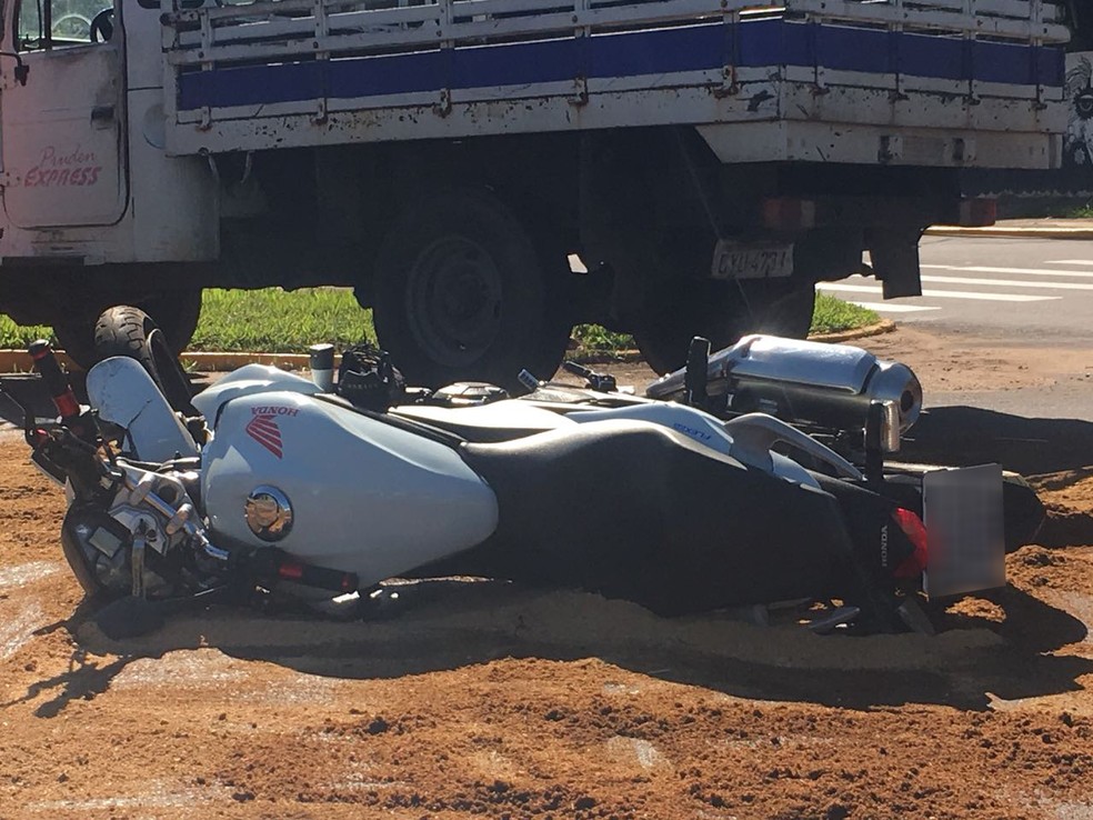 Acidente envolveu uma motocicleta e um ônibus do transporte coletivo, em Presidente Prudente (Foto: Gabriel Tibaldo/G1)