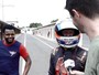 Piloto de kart dá aulas para crianças e adultos sobre o esporte