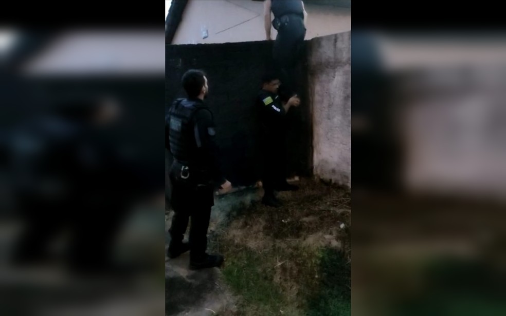 Policias civis pulando o muro da casa de um dos suspeitos — Foto: Divulgação/Polícia Civil 