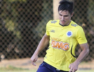 Willian treino Cruzeiro (Foto: Denilton Dias/Vipcomm)