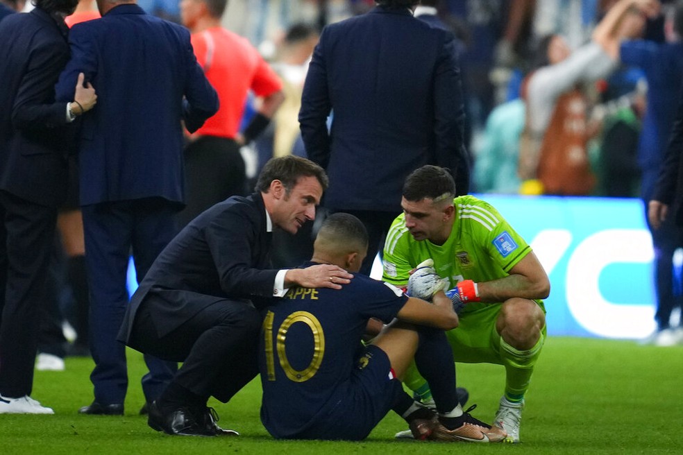 O presidente francês, Emmanuel Macron, tenta consolar Mbappé após derrota da França para a Argentina na Copa do Mundo de 2022 — Foto: Natacha Pisarenko/ AP