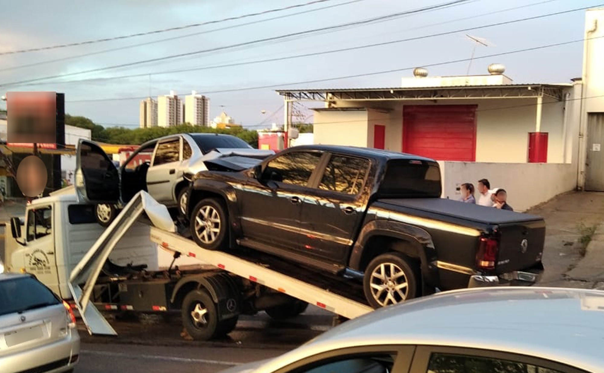 Caminhonete desrespeita sinalização e atinge carro que era guinchado na Avenida Joaquim Constantino  