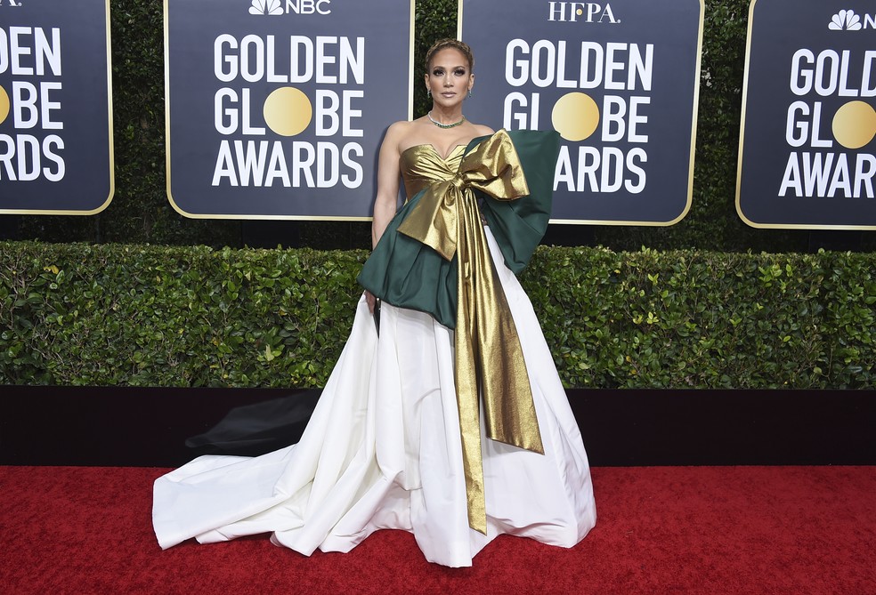 Jennifer Lopez posa no tapete vermelho do Globo de Ouro 2020  — Foto: Jordan Strauss/AP