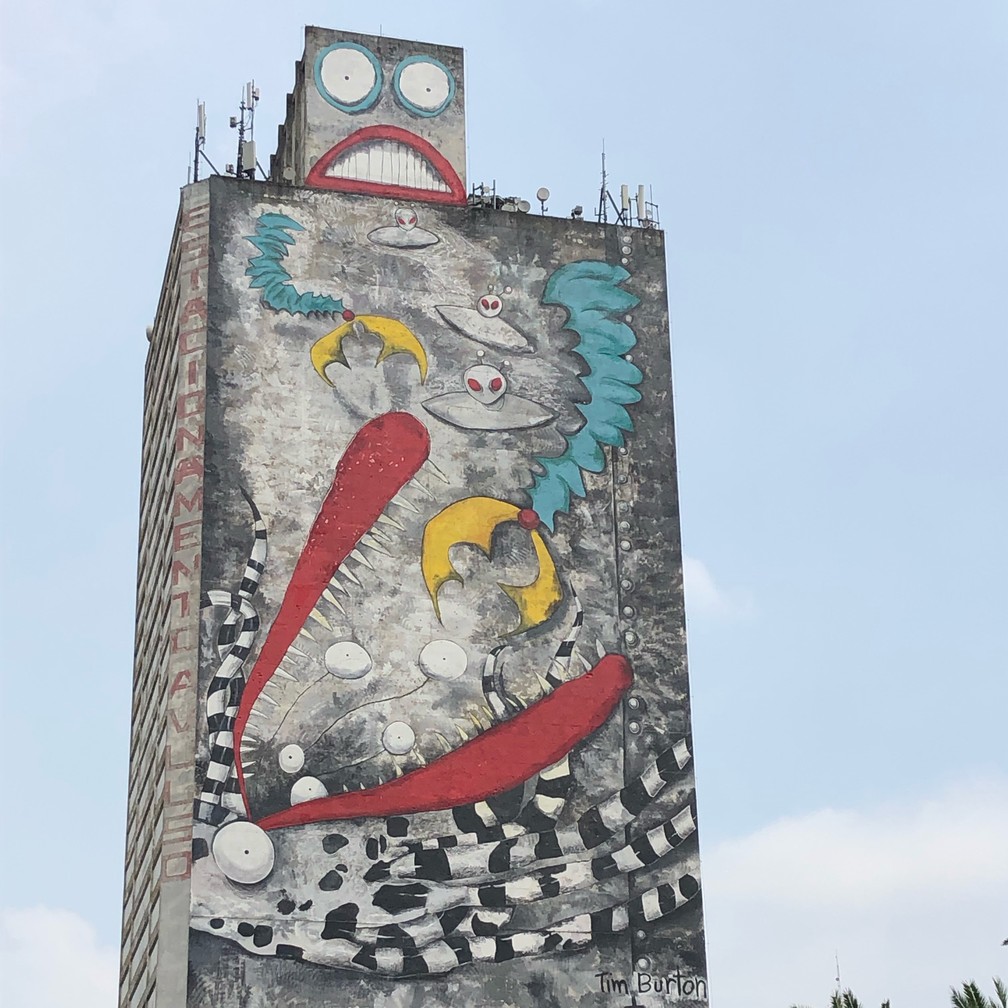 Mural feito pela artista Luna Buschinelli em prédio na lateral do Terminal Dom Pedro II, com desenho exclusivo feito pelo cineasta Tim Burton — Foto: David Brenon Ribeiro/Arquivo Pessoal